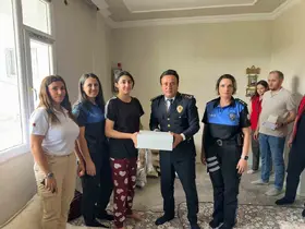 Cizre İlçe Emniyet Müdürü Elmalı, kız çocuklarına ayakkabı hediye etti
