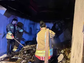 Cizre’de kaporta dükkanında yangın: 4 araç küle döndü
