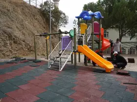 Çocuk park ve oyun alanları yenileniyor zeminleri kauçukla kaplanıyor
