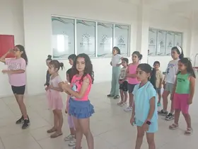 Çocuklar zumba ile hem eğleniyor hem spor yapıyor
