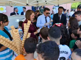 Çocukların dondurma isteğine Vali Aygöl kayıtsız kalmadı
