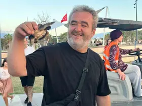 Çocukların ’Kahraman ağabeyi’ boğazına çuval dolaşan kaplumbağayı ölümden kurtardı
