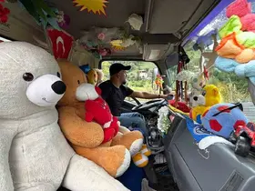 Çocukların ’kokuyor’ diye uzak durduğu çöp kamyonunu oyuncaklarla sevdiriyor
