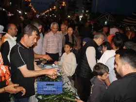 Çocukluğunda yediği salatalığı unutamayan muhtar 1 ton salatalık dağıttı
