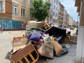 Çöp kenarına bırakılan hurda eşyalar ulaşımı aksatıyor
