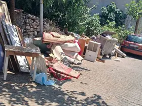 Çöpün kenarına ne buldularsa bıraktılar, mahalle sakinlerine muhtar isyan etti
