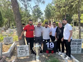 Çorum FK’nın şampiyonluk kupası, emektar gazetecisinin kabrine götürüldü
