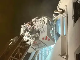 Çorum’da alevlerin sardığı apartman dairesinde mahsur kalan 7 kişi itfaiye merdiveniyle kurtarıldı
