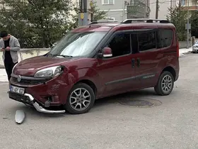 Çorum’da hafif ticari araç ile elektrikli motosiklet çarpıştı: 1’i çocuk 2 yaralı
