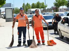 Çorum’da yolda kalan sürücünün yardımına belediye temizlik personeli koştu
