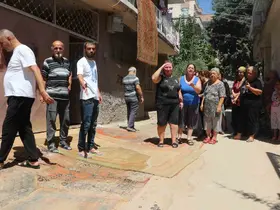 Çukur ve tozdan bıktılar, sokağa halı serip suladılar
