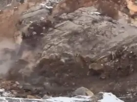 Çukurca kara yolunda kaya düşmesi kamerada
