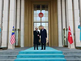 Cumhurbaşkanı Erdoğan, Malezya Başbakanı Enver İbrahim’i törenle karşıladı
