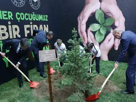 Cumhurbaşkanı Erdoğan, öğrencilerle fidan dikti

