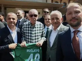 Cumhurbaşkanı Erdoğan’a Muğlaspor forması takdim edildi
