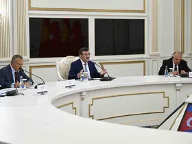 Cumhurbaşkanı Yardımcısı Yılmaz, Kırgızistan Bakanlar Kurulu Başkanı Kasımaliyev ile görüştü
