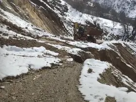 Çüngüş’te heyelan sonucu kapanan yol ulaşıma açıldı
