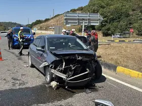 D-100’de iki otomobil kafa kafaya çarpıştı
