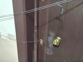 Daire kapısını kıran kasklı 3 şüpheli uyuşturucu dolu 3 koliyi kaçırdı
