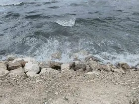 Dalgalar Van Gölü sahilini dövdü
