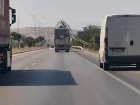 Damperi açık unutulan kamyon yön levhasını yıktı
