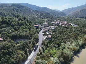 Defne’de 8 mahalleyi birbirine bağlayan 11 kilometrelik yolda asfalt çalışması başladı
