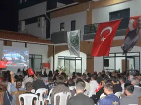 Demirci’de vatandaşlar EuroBasket 2025 final maçını dev ekranlardan izledi
