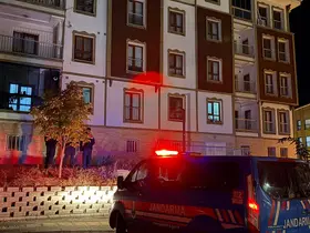 Dengesini kaybeden 17 yaşındaki kız 3. kattan yere düştü
