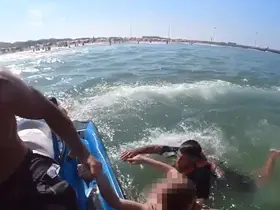 Denizde boğulma tehlikesi geçiren 2 kadın ve 1 çocuğun kurtarılma anı kamerada
