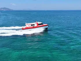 Denizin ortasından kıyıya umut taşıyorlar
