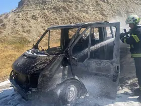 Denizli’de seyir halindeyken alev alan kamyonet kullanılamaz hale geldi
