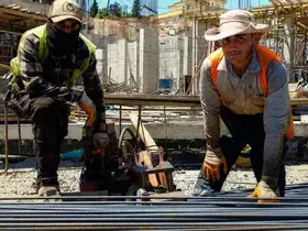 Deprem kentini kavurucu sıcaklara rağmen yeniden inşa ediyorlar
