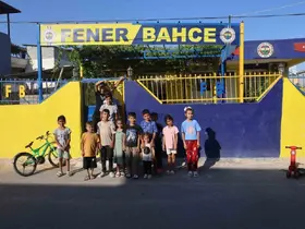 Depremde evi yıkıldı, yeni evini satın aldıktan sonra ilk işi Fenerbahçe aşkını yaşatmak oldu
