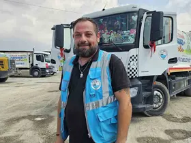 Depremde kız kardeşini ve babasını kaybeden belediye personeli, afetzede çocuklara çöp kamyonuyla mutluluk dağıtıyor
