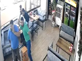 Depremde terliğini bırakıp çorapla kaçtı
