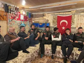 Depremde yaptığı ahşap ev, motosiklet severlerin buluşma noktası oldu
