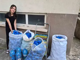 Depremzedelere yardım etmek için 1 ton mavi kapak topladı
