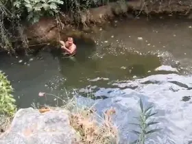 Derede mahsur kalan kaplumbağayı yüzerek kurtardı
