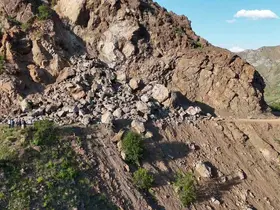 Dev kayalar yine yolu kapattı
