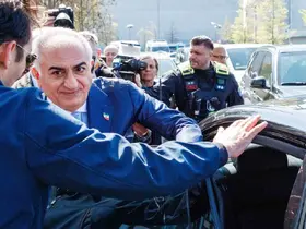 Devrik İran şahının oğlu Pehlevi’ye Berlin’de kırmızı sıvı fırlatıldı
