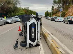 Devrilen otomobilden şans eseri burnu bile kanamadan çıktı
