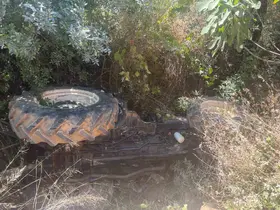 Devrilen traktörün altındaki sürücüyü itfaiye ekipleri kurtardı
