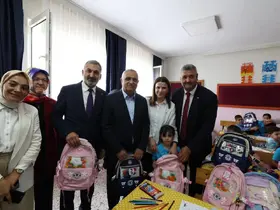 Dilovası’nda okula yeni başlayan miniklere kırtasiye malzemesi dağıtıldı
