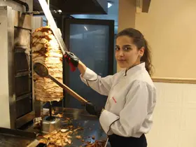 Dış ticaret okudu ama dönerdeki ustalığı göz dolduruyor
