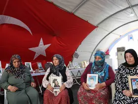 Diyarbakır anneleri PKK ve uzantısı YPG-SDG’nin feshini değerlendirdi

