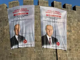 Diyarbakır surlarına Bahçeli’nin posterleri asıldı
