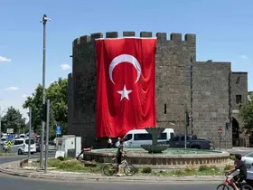 Diyarbakır surlarına dev Türk bayrağı asıldı
