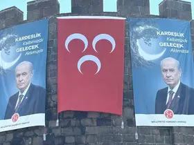 Diyarbakır surlarında MHP lideri Bahçeli’nin dev posteri asıldı, barış çağrısında bulunuldu
