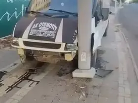 Diyarbakır’da araç direğe çarptı: 1 yaralı
