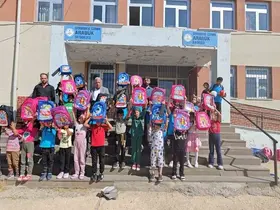 Diyarbakır’da hayırseverlerden 82 okuldaki öğrencilere kırtasiye malzemesi desteği
